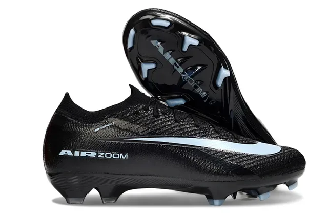 Nike Chaussures de football à empeigne en maille noir et rose, semelle iridescente holographique, pour terrain ferme 24