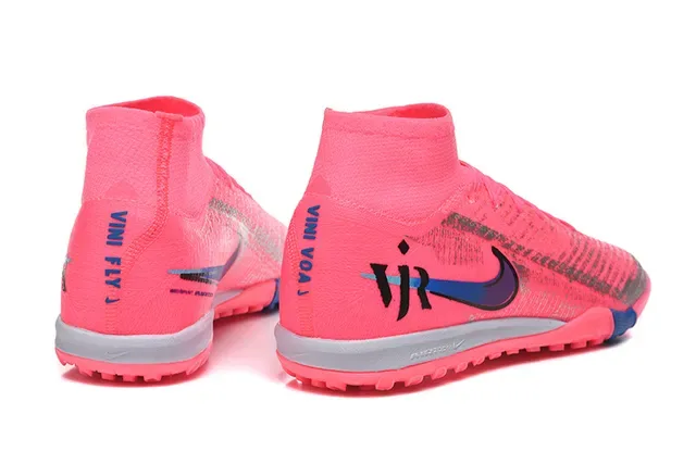 Nike Chaussures de football Turf rose et bleu avec upper Flyknit et col sock-fit 5