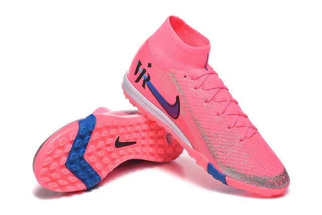 Nike Chaussures de football Turf rose et bleu avec upper Flyknit et col sock-fit 7