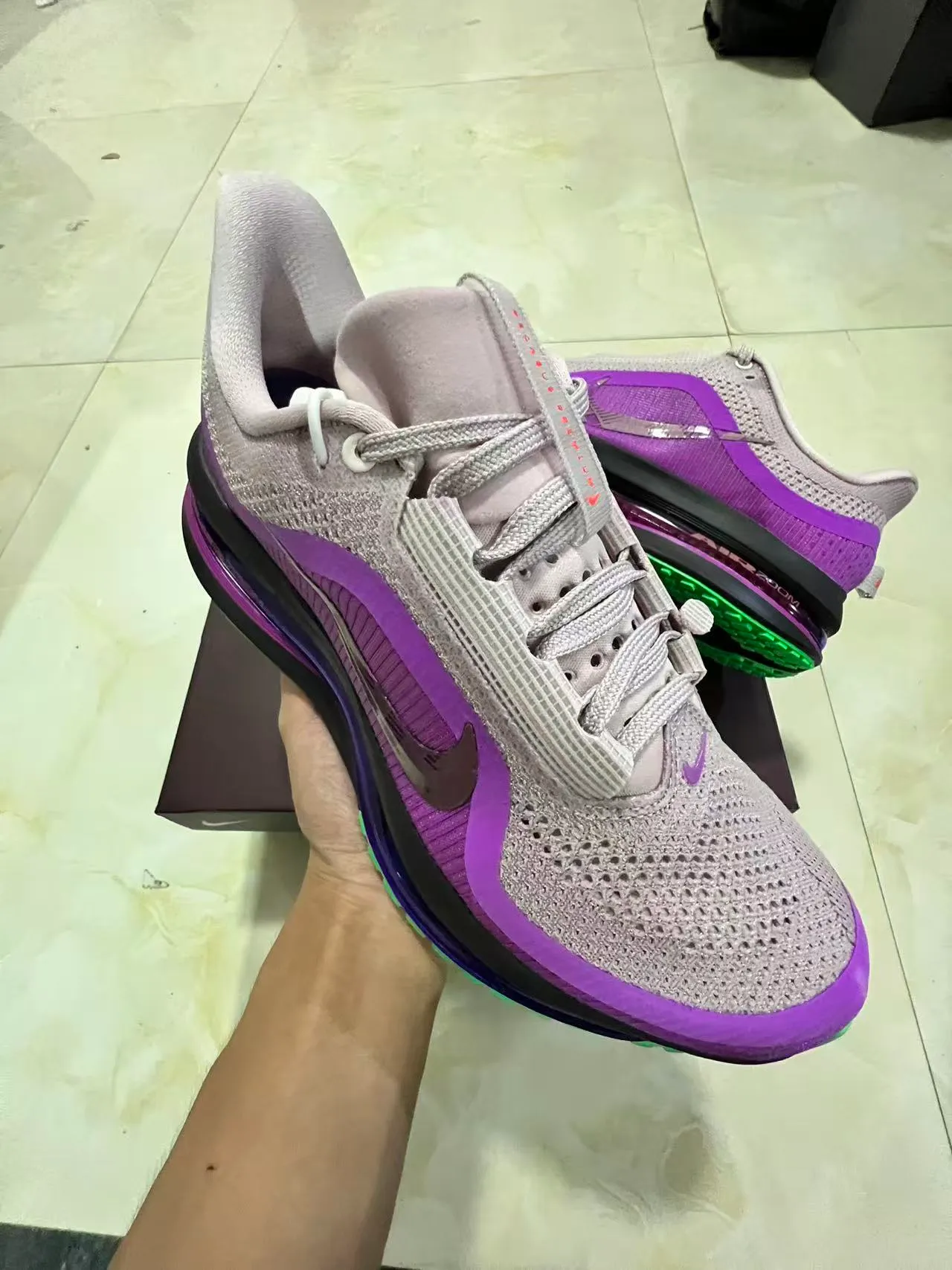 Nike Chaussures de course avec empeigne en knit engineered, couleur violet et vert, unité Air Zoom de pleine longueur 2