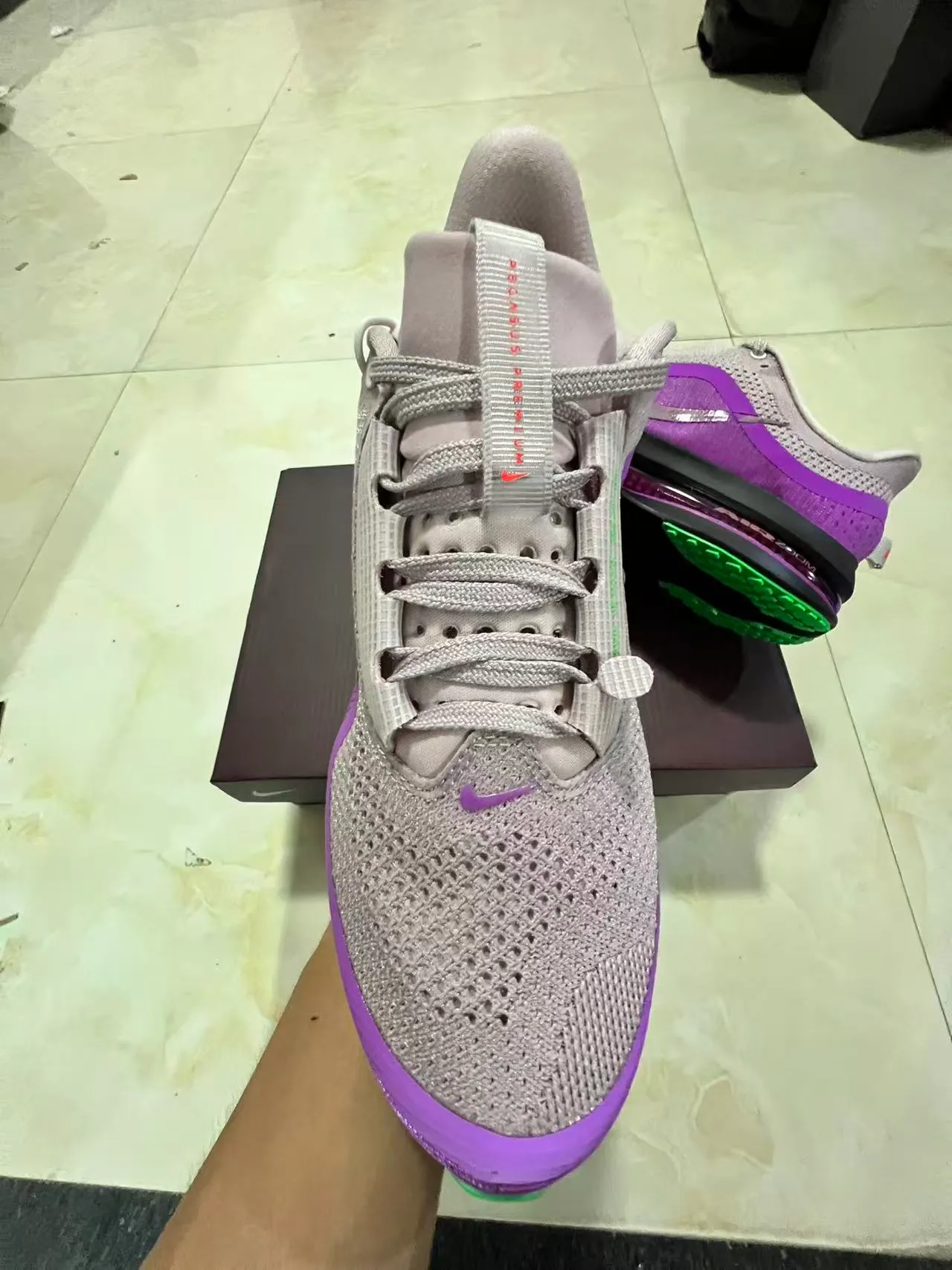 Nike Chaussures de course avec empeigne en knit engineered, couleur violet et vert, unité Air Zoom de pleine longueur 3