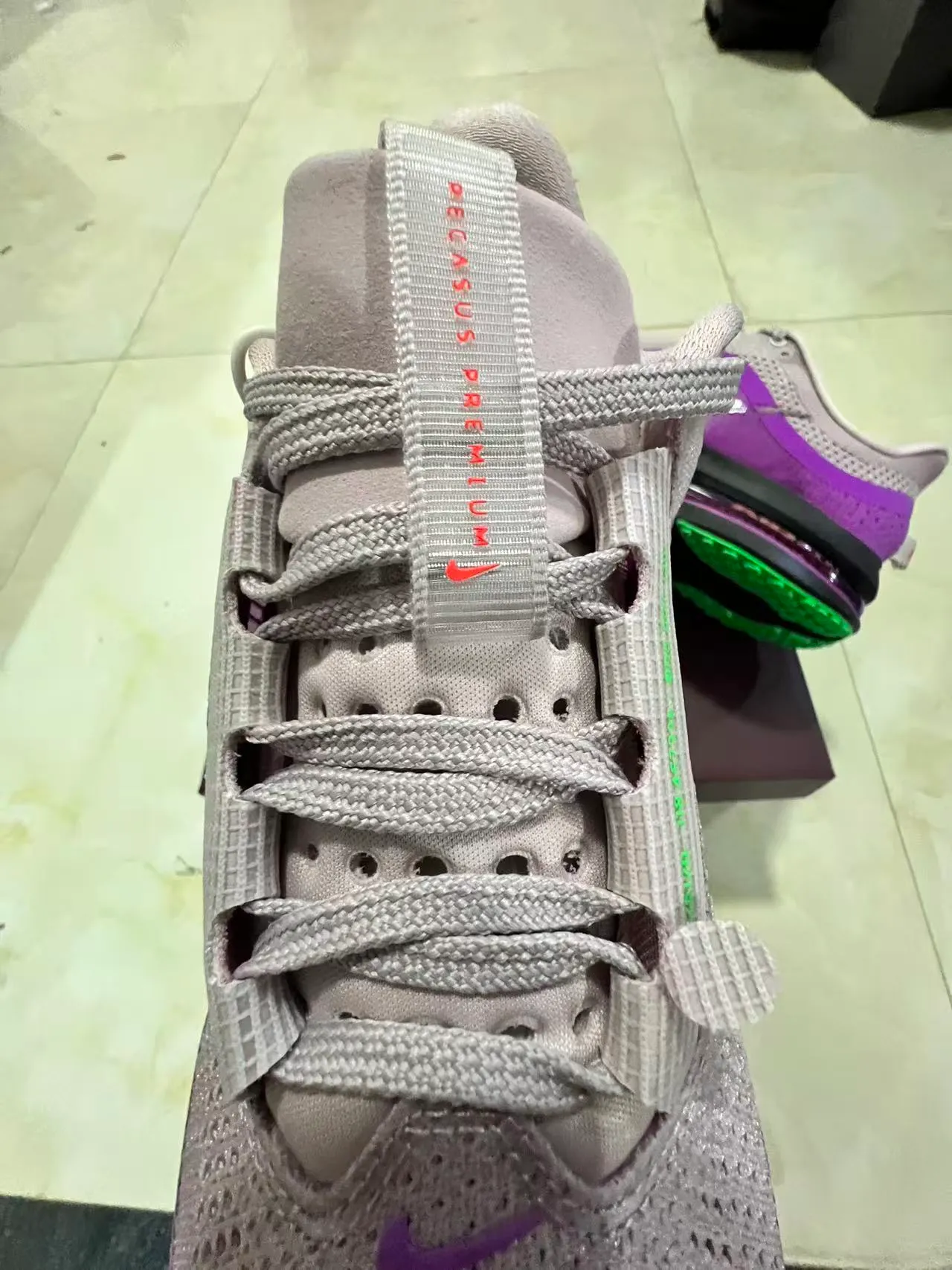 Nike Chaussures de course avec empeigne en knit engineered, couleur violet et vert, unité Air Zoom de pleine longueur 4