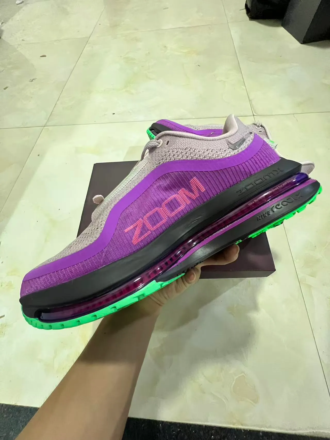 Nike Chaussures de course avec empeigne en knit engineered, couleur violet et vert, unité Air Zoom de pleine longueur 5