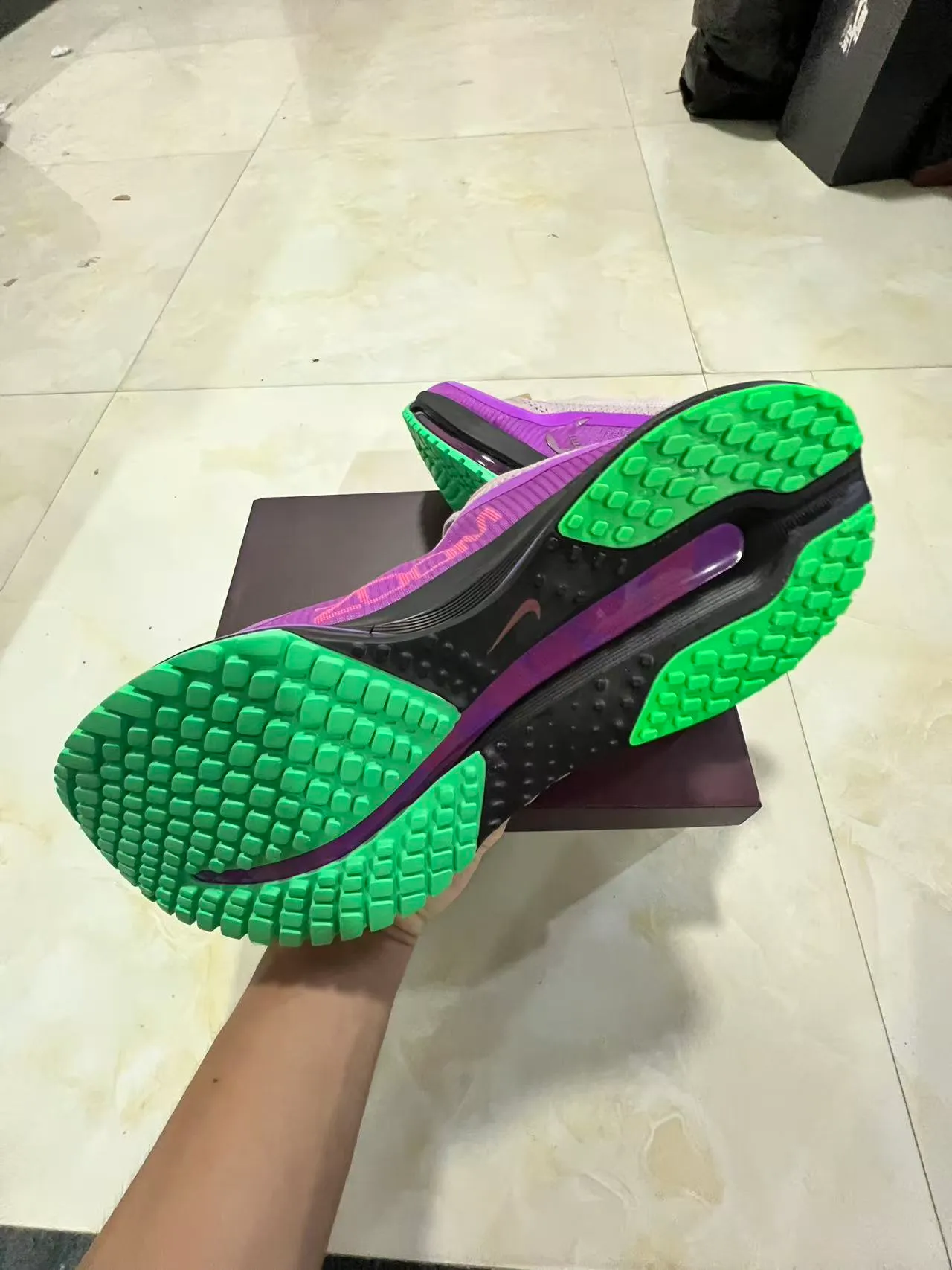Nike Chaussures de course avec empeigne en knit engineered, couleur violet et vert, unité Air Zoom de pleine longueur 6