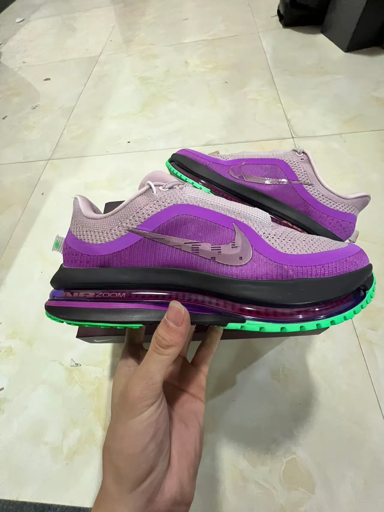 Nike Chaussures de course avec empeigne en knit engineered, couleur violet et vert, unité Air Zoom de pleine longueur 7