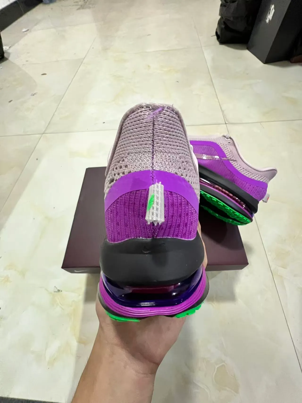 Nike Chaussures de course avec empeigne en knit engineered, couleur violet et vert, unité Air Zoom de pleine longueur 8