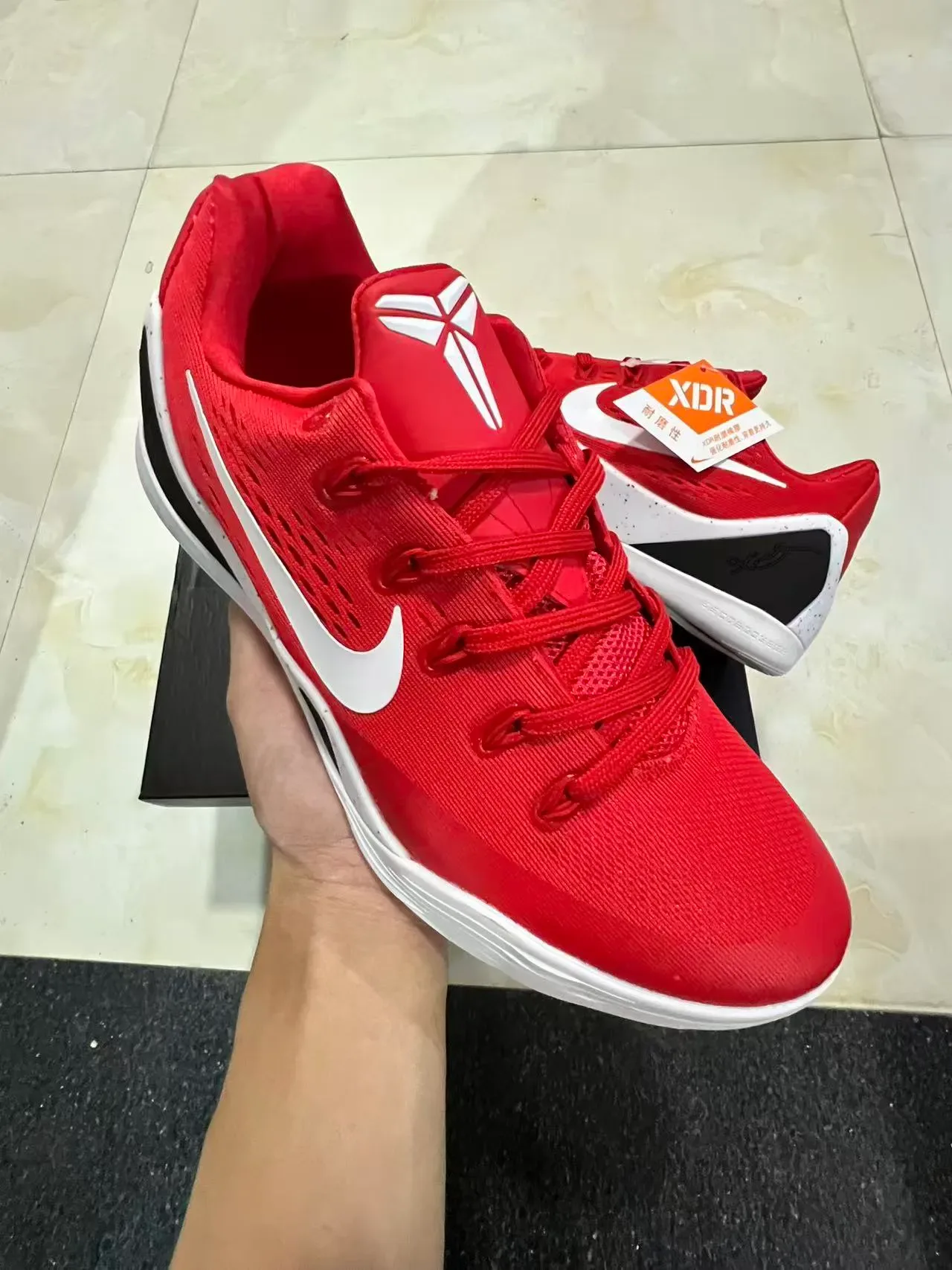 Nike Chaussures de Basketball avec Upper en Maille Rouge Noir et Semelle Médiane Blanche Mouchetée 2