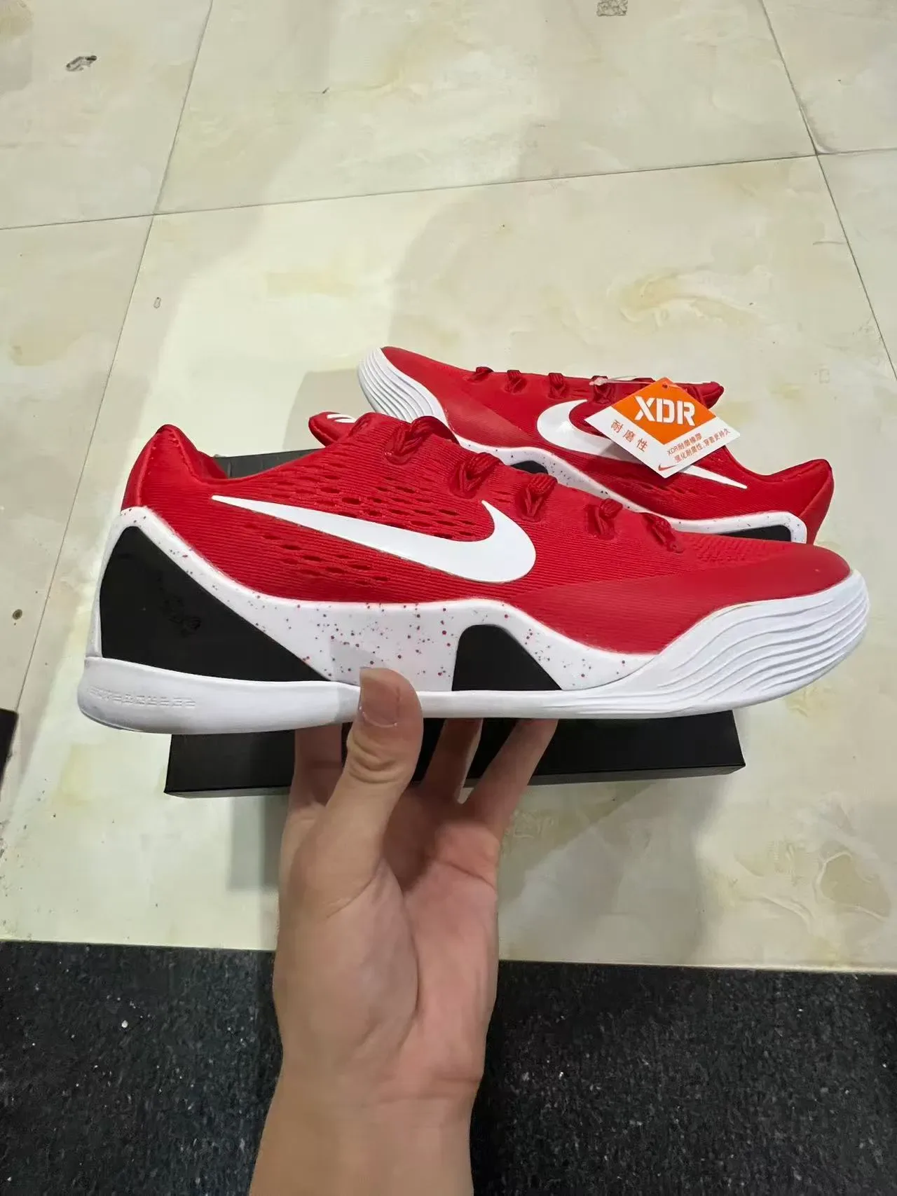 Nike Chaussures de Basketball avec Upper en Maille Rouge Noir et Semelle Médiane Blanche Mouchetée 7
