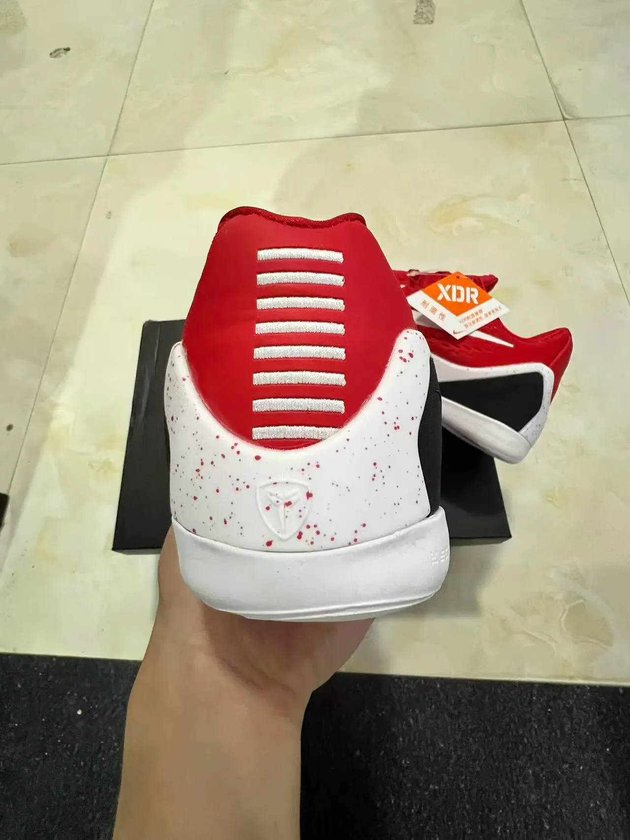 Nike Chaussures de Basketball avec Upper en Maille Rouge Noir et Semelle Médiane Blanche Mouchetée 8