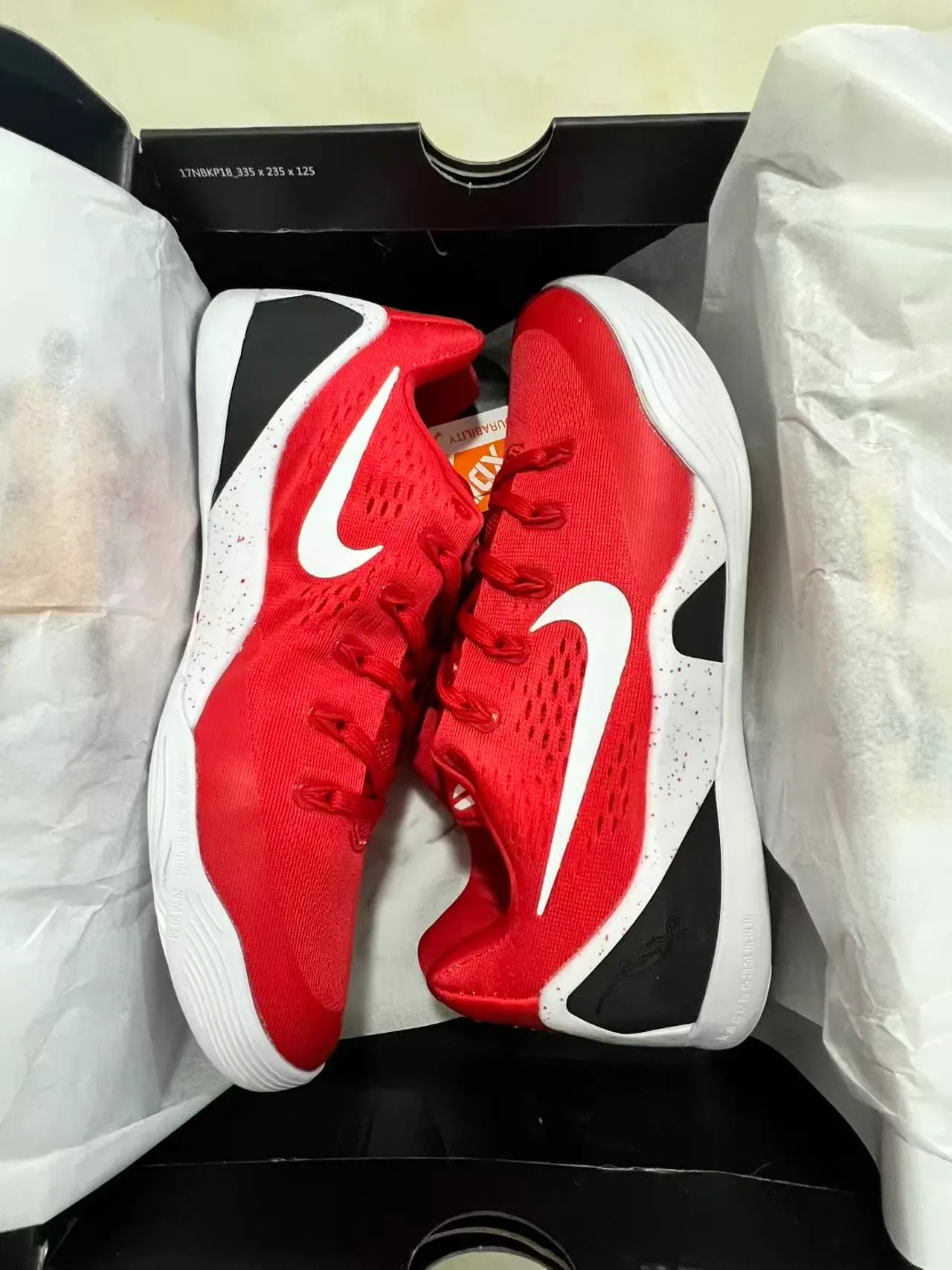 Nike Chaussures de Basketball avec Upper en Maille Rouge Noir et Semelle Médiane Blanche Mouchetée 9
