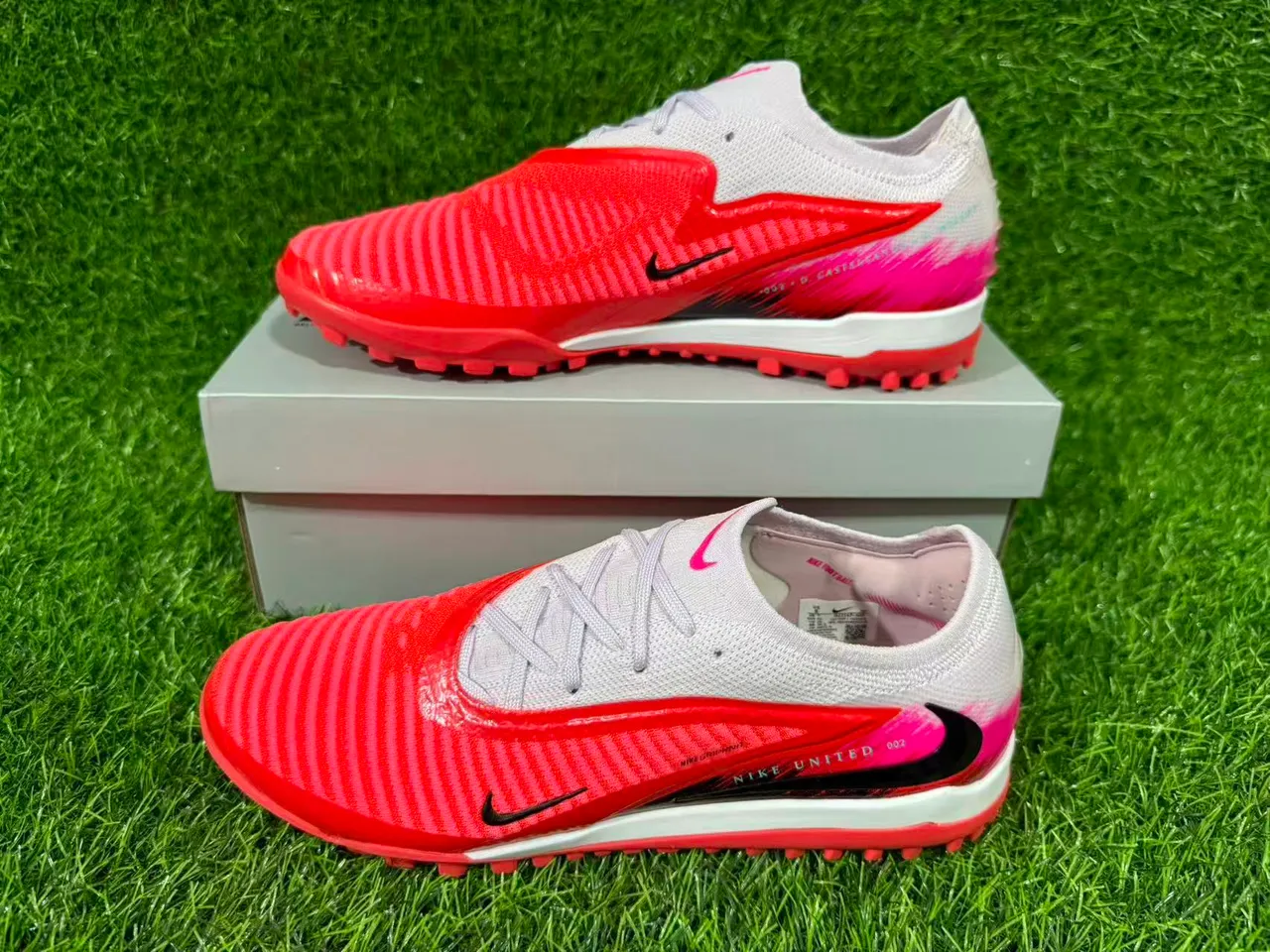 Nike Rouge Rose Chaussures de football turf bas coupé avec haut en tricot ribadé synthétique cage du métatarse 2