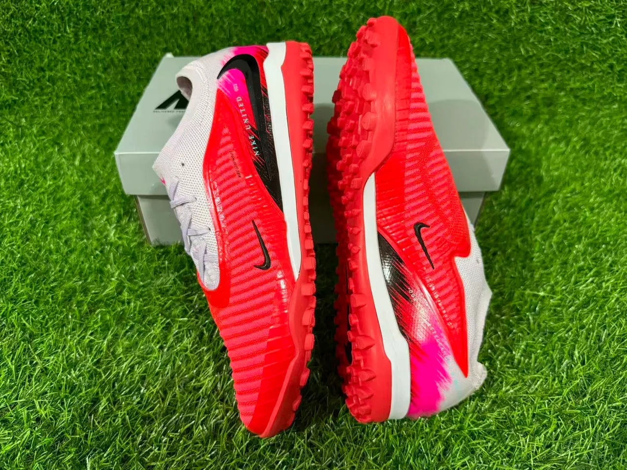 Nike Rouge Rose Chaussures de football turf bas coupé avec haut en tricot ribadé synthétique cage du métatarse 3
