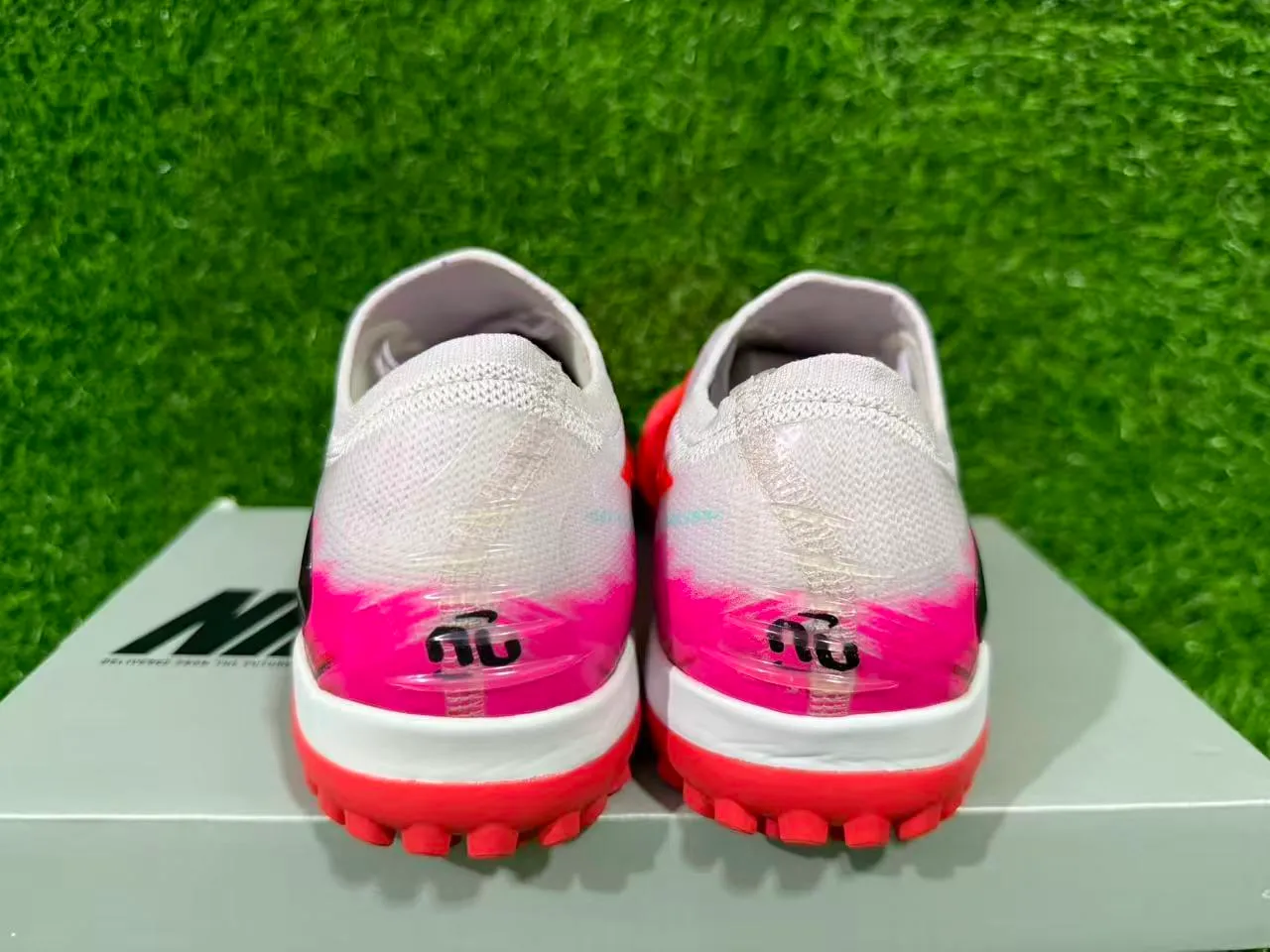Nike Rouge Rose Chaussures de football turf bas coupé avec haut en tricot ribadé synthétique cage du métatarse 4
