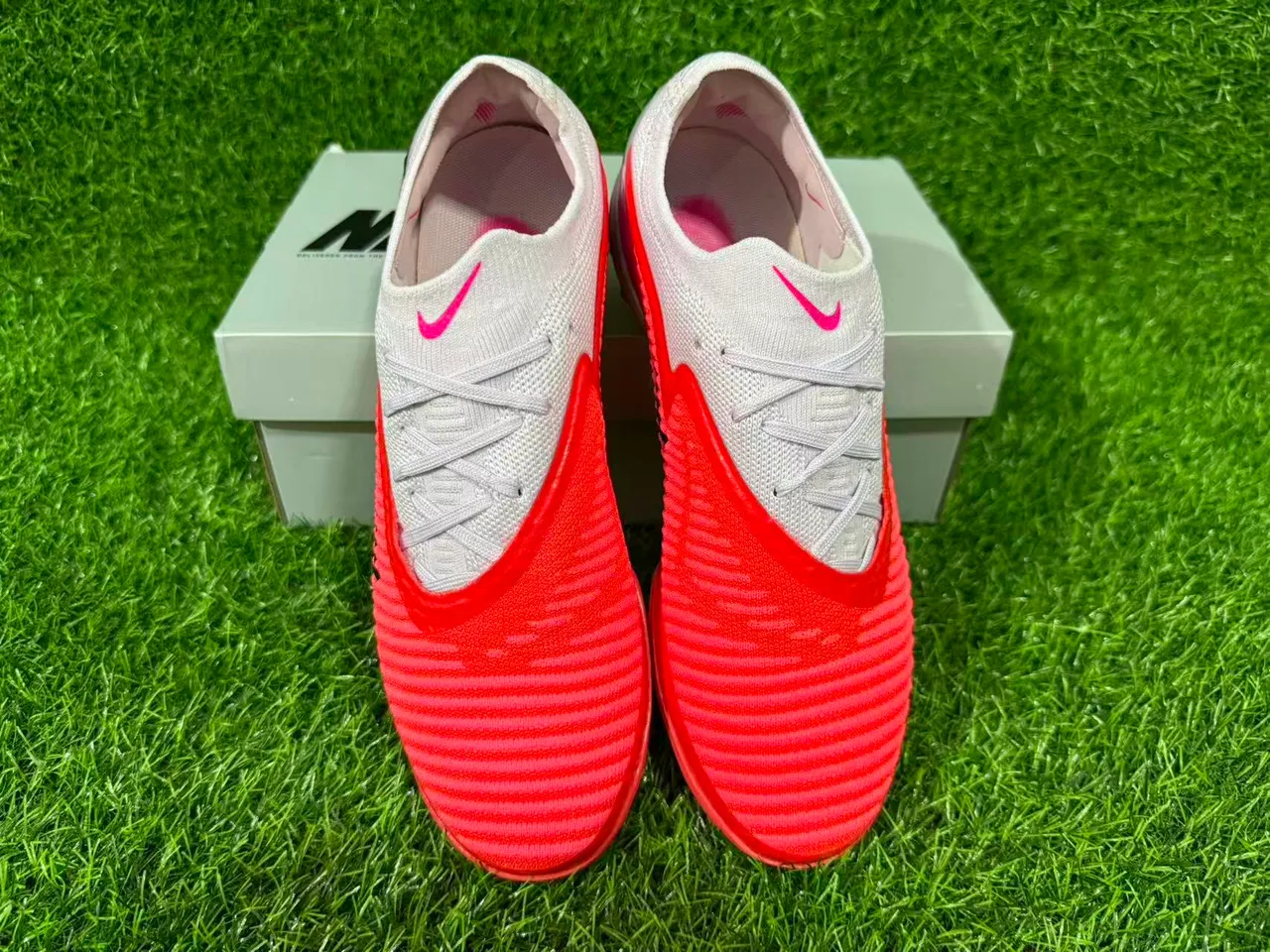 Nike Rouge Rose Chaussures de football turf bas coupé avec haut en tricot ribadé synthétique cage du métatarse 5