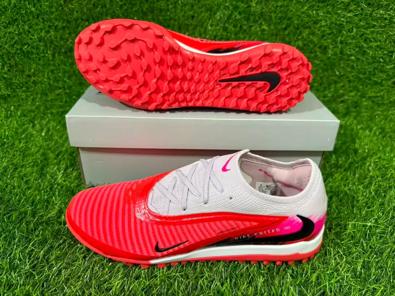 Nike Rouge Rose Chaussures de football turf bas coupé avec haut en tricot ribadé synthétique cage du métatarse 6