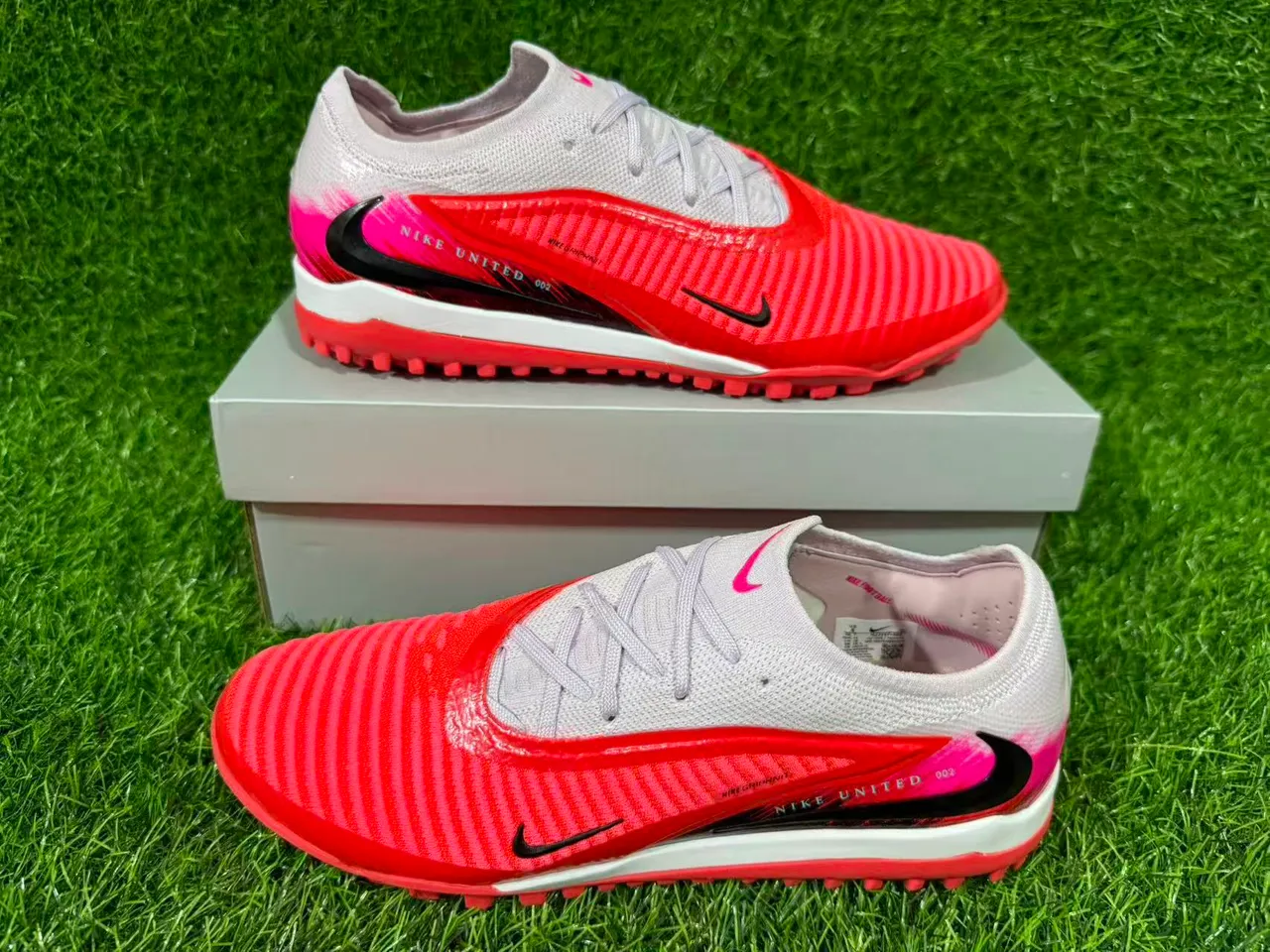 Nike Rouge Rose Chaussures de football turf bas coupé avec haut en tricot ribadé synthétique cage du métatarse 7