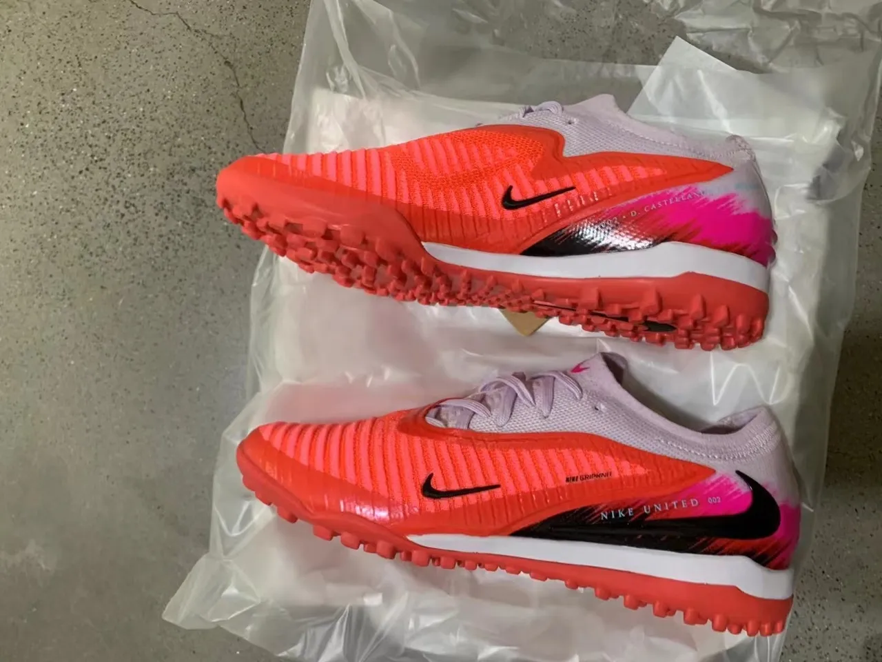 Nike Rouge Rose Chaussures de football turf bas coupé avec haut en tricot ribadé synthétique cage du métatarse 8