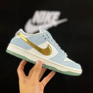 Nike SB Dunk Low 浅蓝色和金色滑板鞋