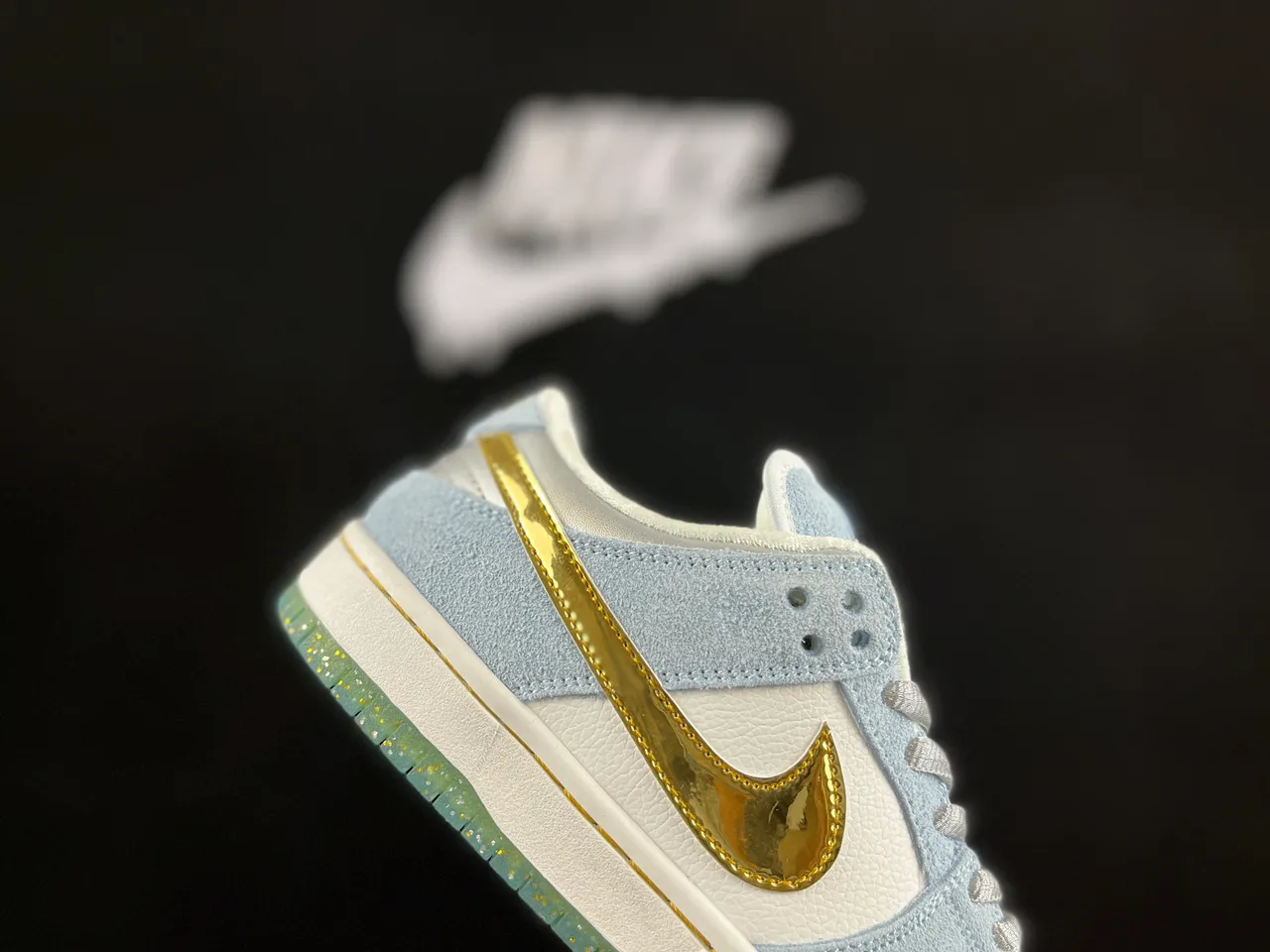 Nike SB Dunk Low أحذية تزلج أزرق فاتح وذهبي 4
