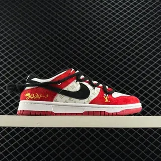 Nike SB Dunk Low Red White Black Gold Monogram स्केटबोर्ड जूते