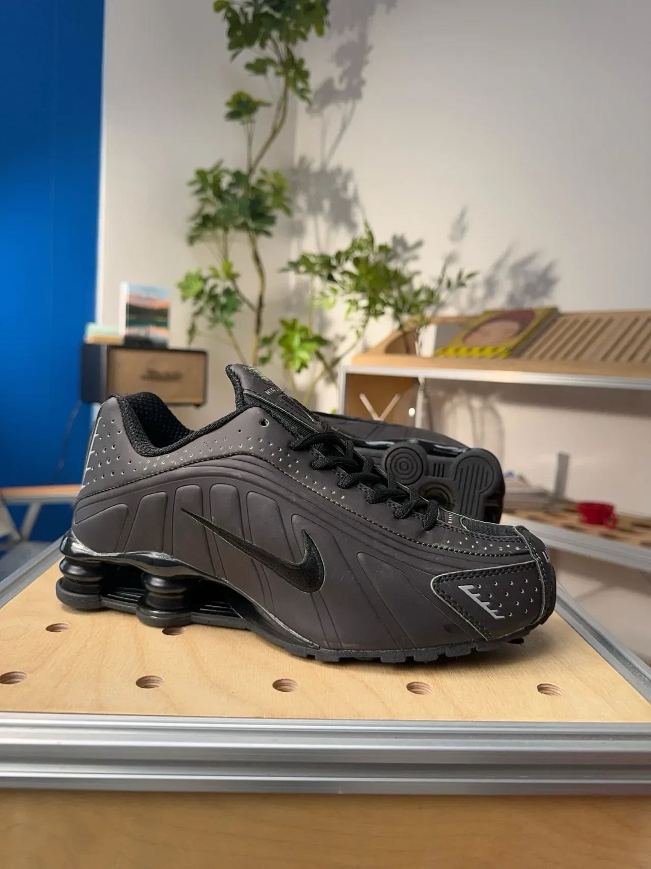 Nike Shox NZ noir sneakers lifestyle 2
