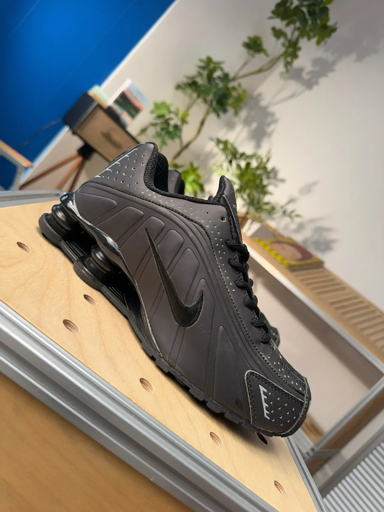 Nike Shox NZ noir sneakers lifestyle 3