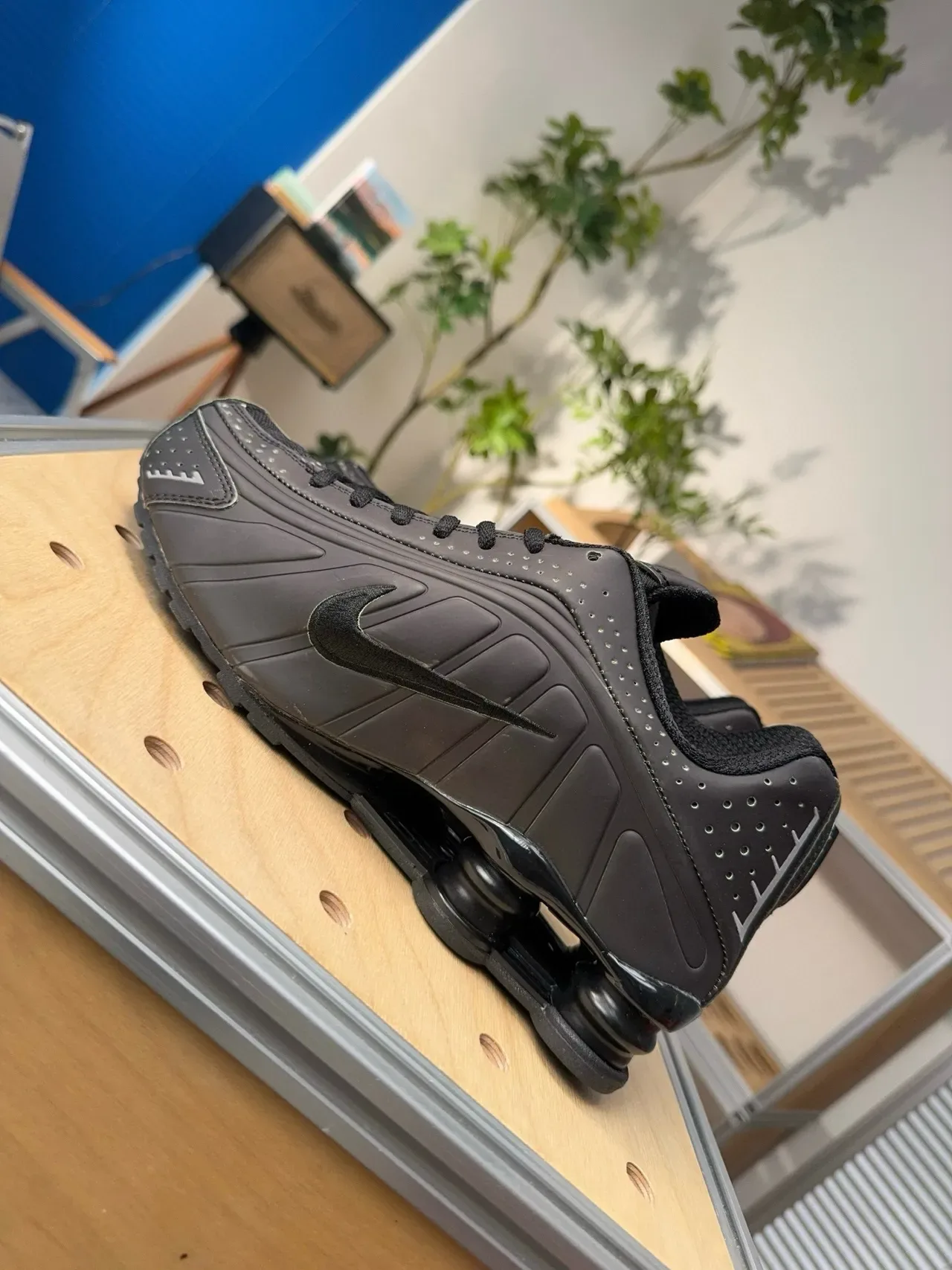 Nike Shox NZ noir sneakers lifestyle 4