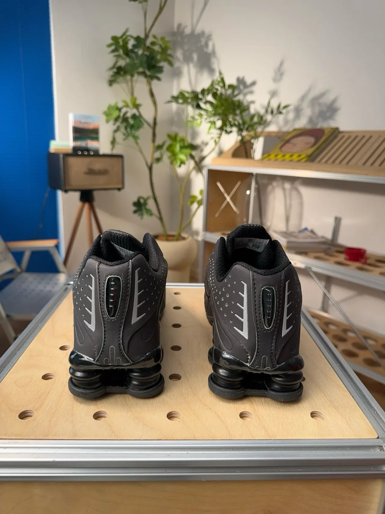 Nike Shox NZ noir sneakers lifestyle 6