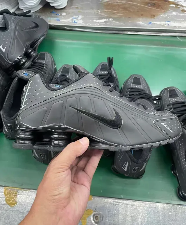Nike Shox NZ noir sneakers lifestyle 8