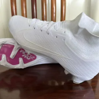 Nike أبيض ووردي Zoom Firm-Ground أحذية كرة القدم