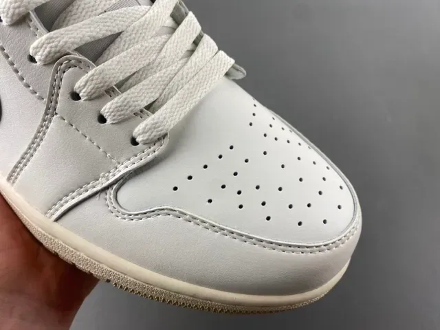 Nike White Beige Low-Top Leather Upper Lifestyle Sneakers 2