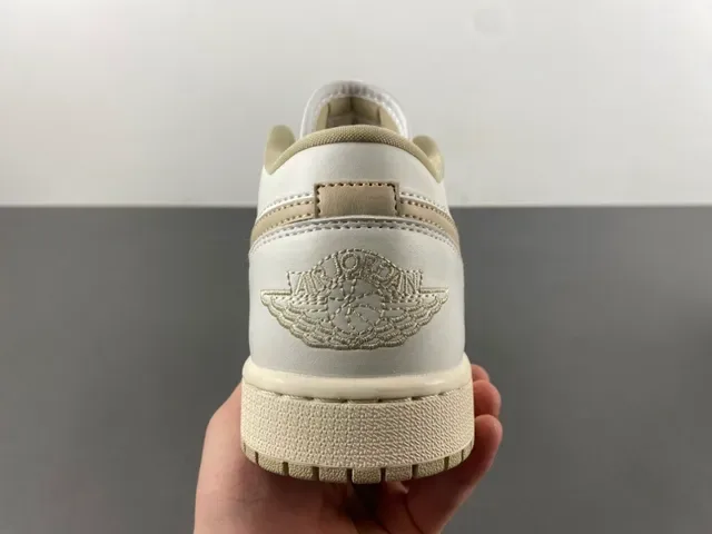 Nike White Beige Low-Top Leather Upper Lifestyle Sneakers 4