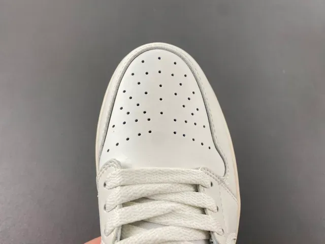 Nike White Beige Low-Top Leather Upper Lifestyle Sneakers 5