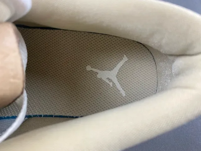 Nike White Beige Low-Top Leather Upper Lifestyle Sneakers 7