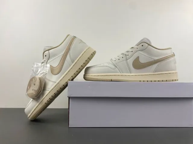 Nike White Beige Low-Top Leather Upper Lifestyle Sneakers 14