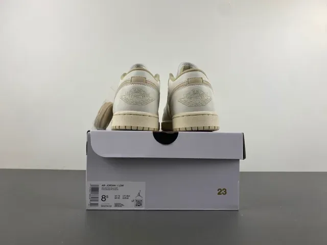 Nike White Beige Low-Top Leather Upper Lifestyle Sneakers 17