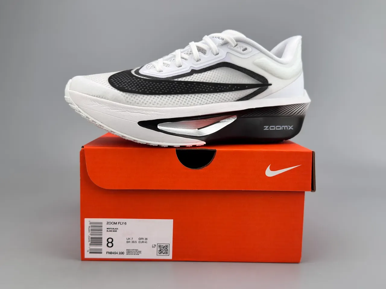 Nike White Black Engineered Mesh Upper Sculpted ZoomX Midsole Running Shoes 2