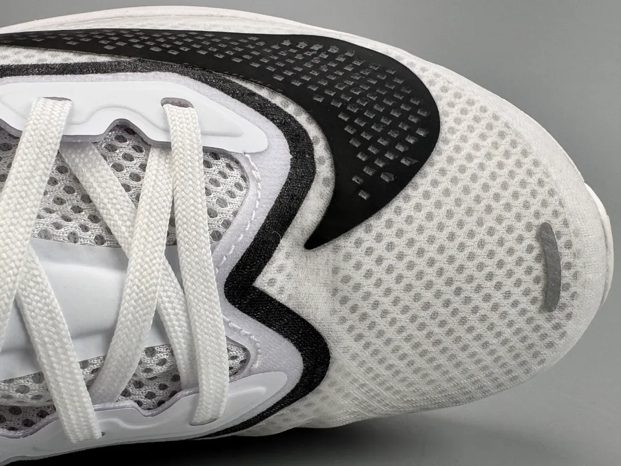 Nike White Black Engineered Mesh Upper Sculpted ZoomX Midsole Running Shoes 6