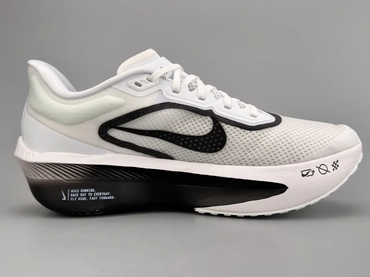 Nike White Black Engineered Mesh Upper Sculpted ZoomX Midsole Running Shoes 10