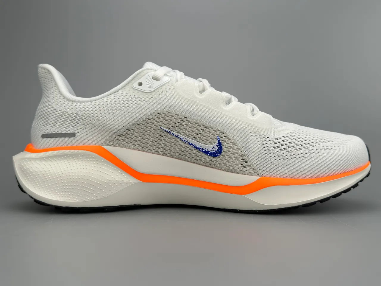Nike White Blue Engineered Mesh Upper Speckled Swoosh Running Shoes 10