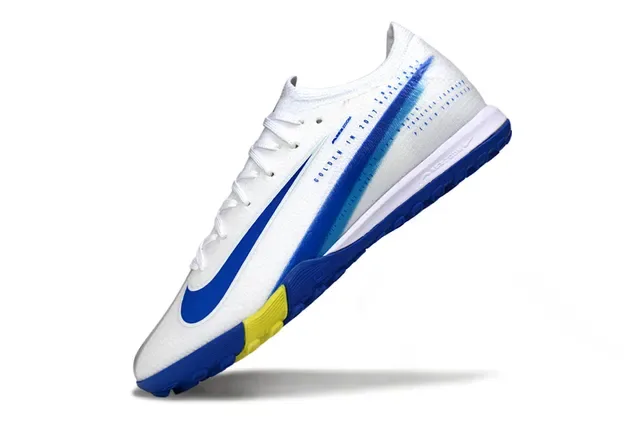 Nike Chaussures de football Turf blanc et bleu upper en maille silhouette low-cut 3