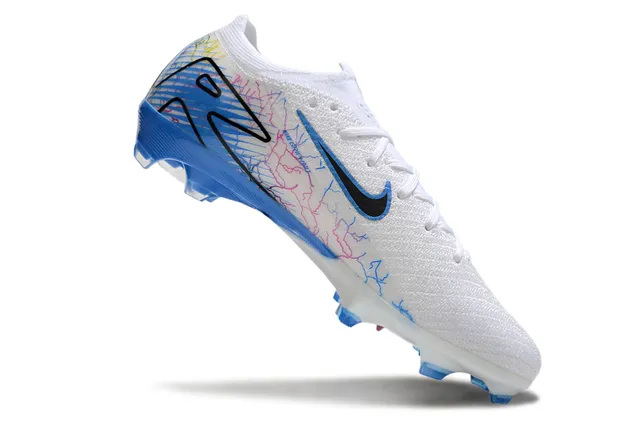 Nike Sapatos de futebol branco e azul de corte baixo com upper de malha overlay de arte gráfica em linha para solo firme 2
