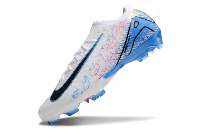 Nike Sapatos de futebol branco e azul de corte baixo com upper de malha overlay de arte gráfica em linha para solo firme 3