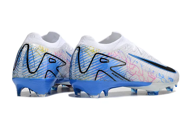 Nike Sapatos de futebol branco e azul de corte baixo com upper de malha overlay de arte gráfica em linha para solo firme 5
