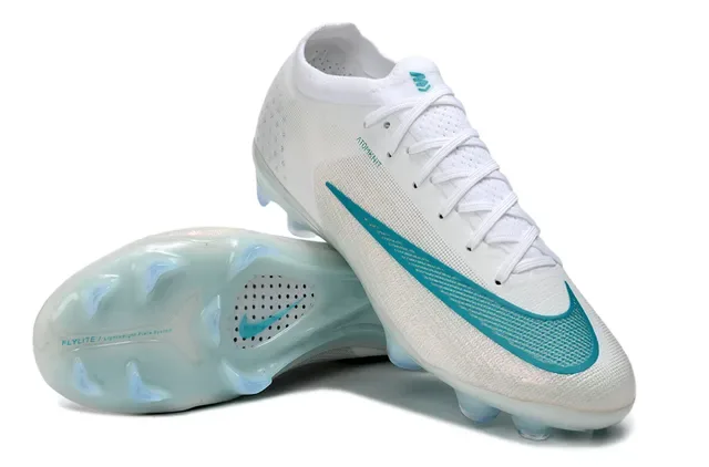 Nike Chaussures de Football Blanc et Bleu Low-Cut Knit Upper Semelle de Plaque Translucida Firm-Ground 4
