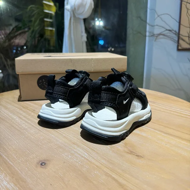 Nike White Gray Multi-Strap Adjustable Mesh Ventilation Casual Sandals 9