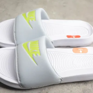 Nike सफेद भूरा एक पट्टा स्लाइड मोल्डेड फुटबेड स्लिपर्स