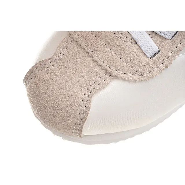 Nike White Green Laceless Strap Closure Rounded Toe Lifestyle Sneakers 21