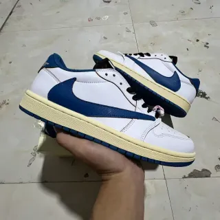 Nike White Navy Low-Top Leather Upper Lifestyle Sneakers