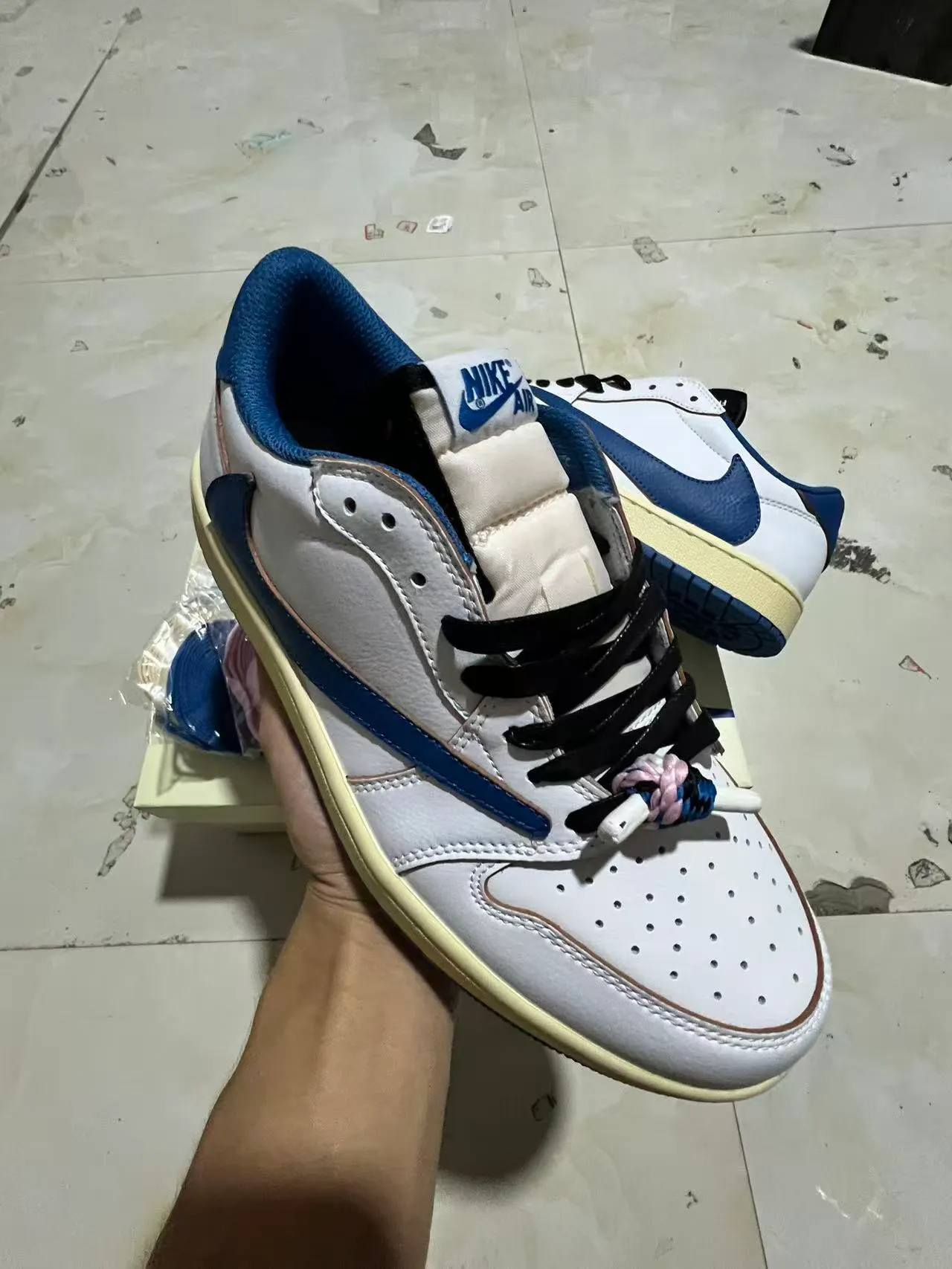 Nike White Navy Low-Top Leather Upper Lifestyle Sneakers 2